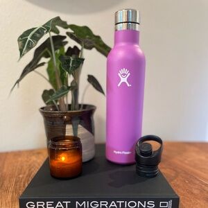 Hydro Flask Purple Insulated Stainless Steel Water Bottle with 2 tops– 21 oz